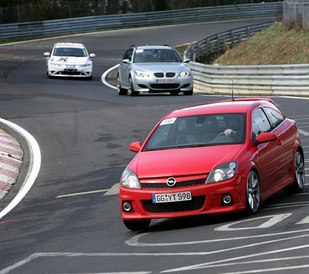 Motorsport Akademie Nürburgring macht Motorsport-Rookies zu Nordschleifen-Profis.